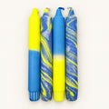 Blue Lemon Twist – vier Kerzen in Neon Gelb und Blau mit blau-gelben Marmorierungen auf neutralem Hintergrund