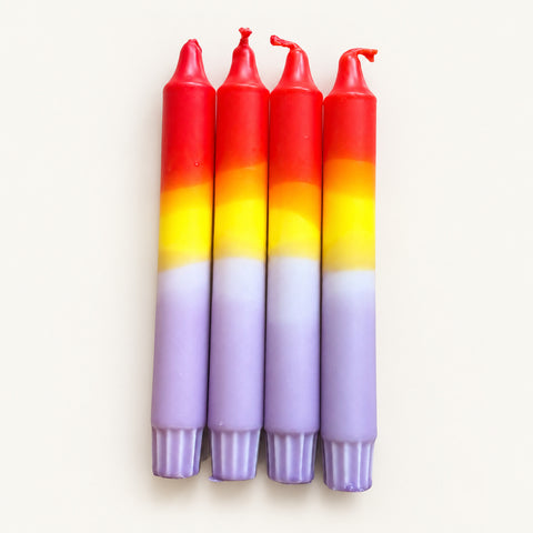 Candy Sundown – vier handgefärbte Dip Dye Kerzen, freigestellt auf schlichtem warmweißem Hintergrund