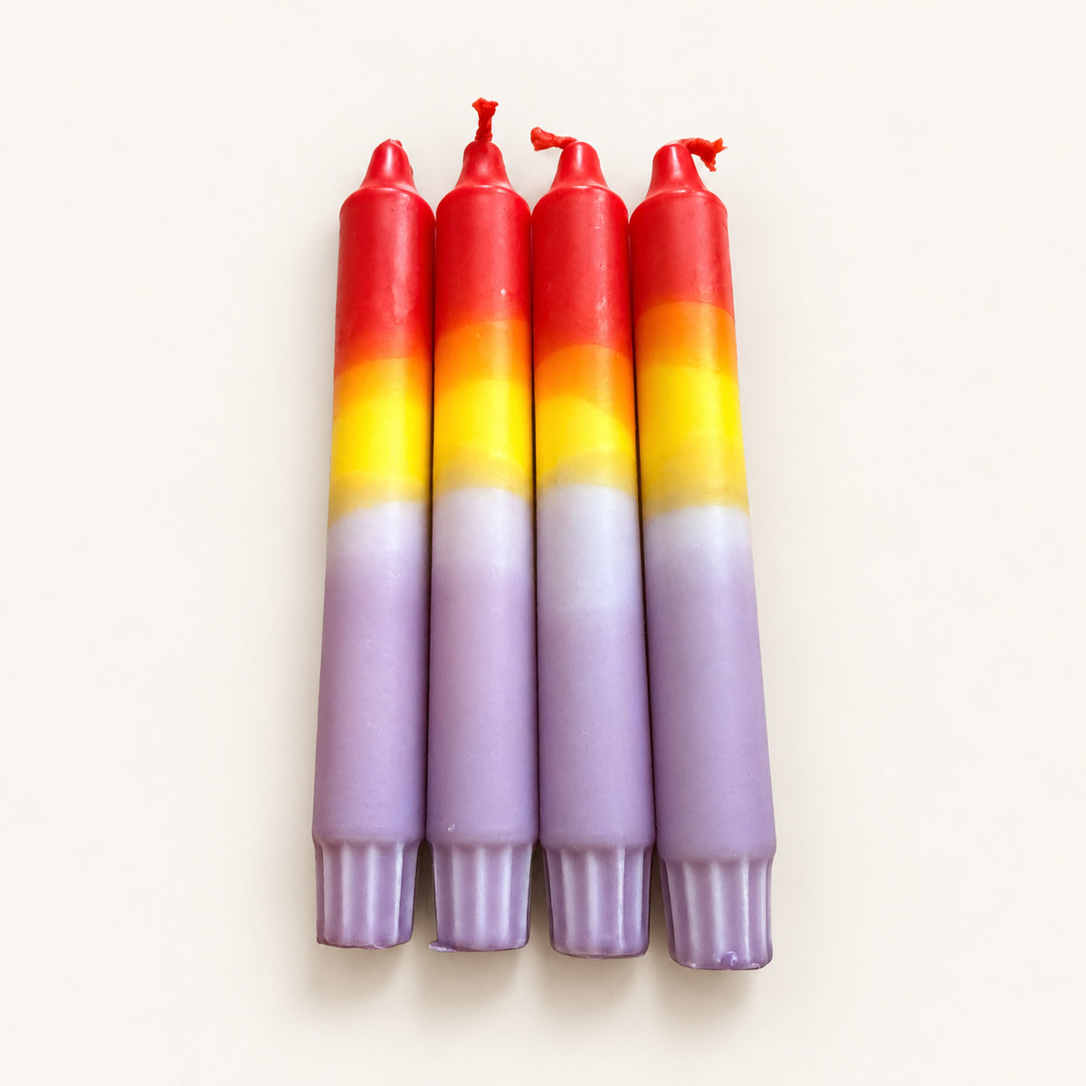 Candy Sundown – weitere Produktansicht der handgefärbten Dip Dye Kerzen auf warmweißem Hintergrund