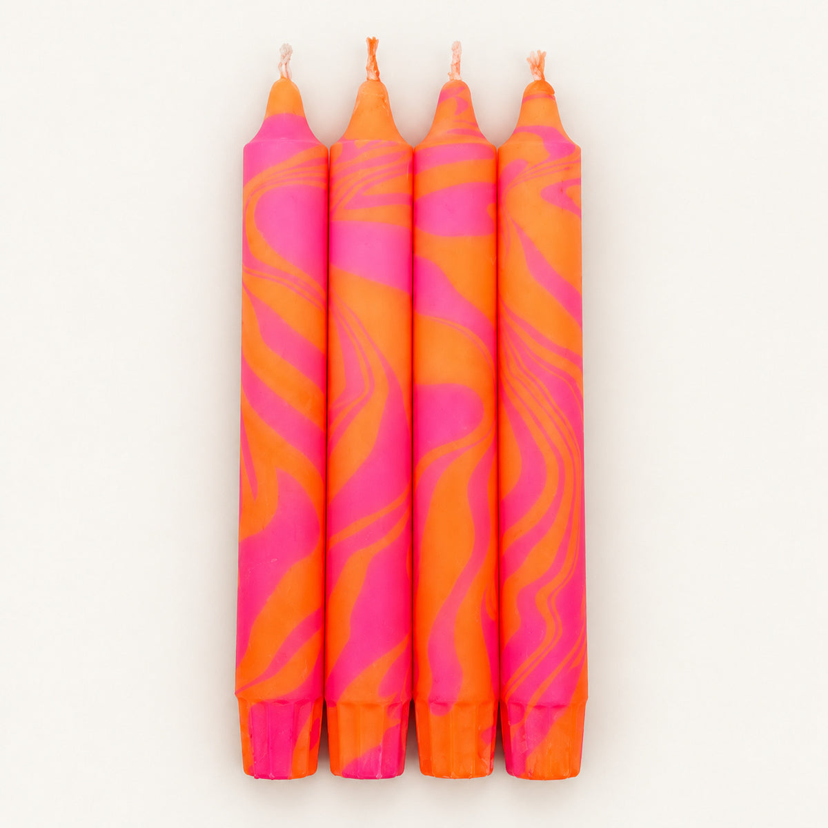 Electric Flamingo – vier pink-orange marmorierte Stabkerzen auf neutralem warmweißem Hintergrund, Hauptfoto