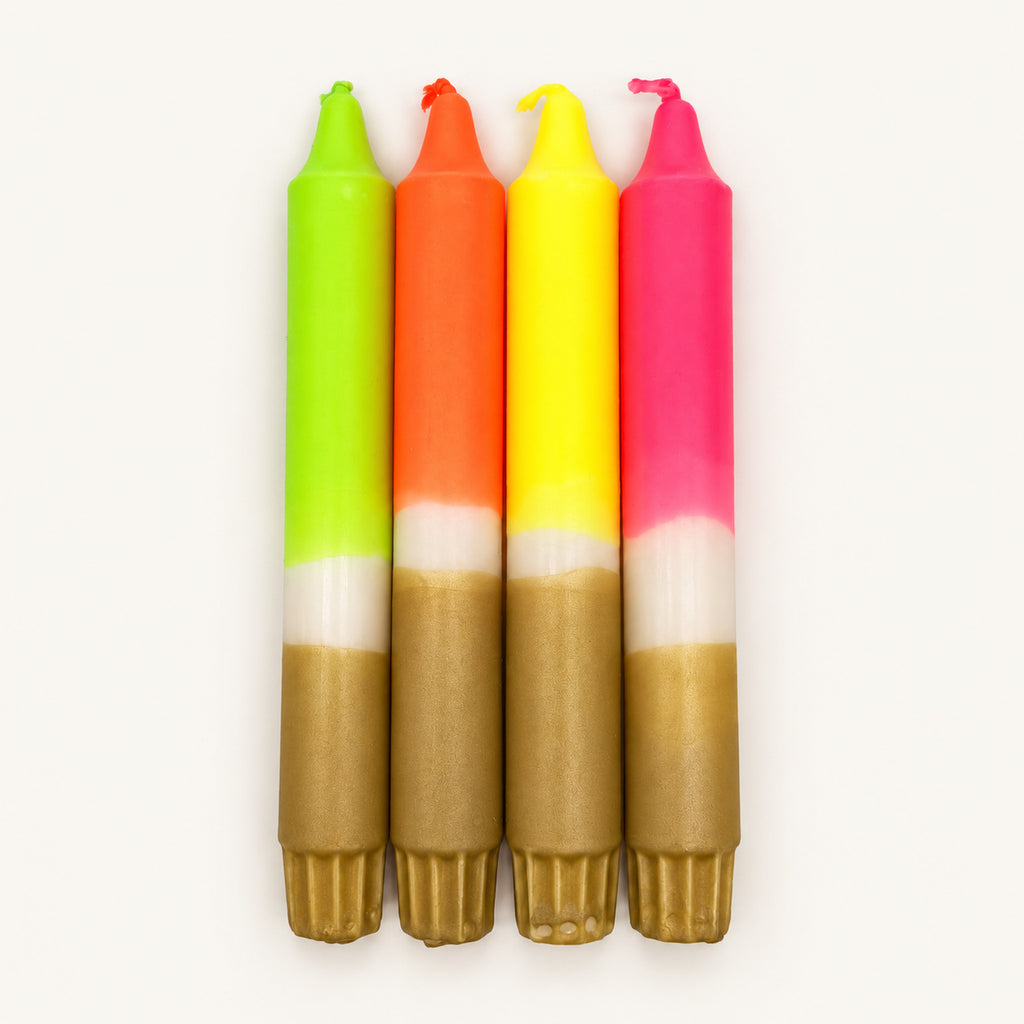 Golden Neon Glow – vier handgefärbte Kerzen, quadratisches Hauptfoto auf neutralem warmweißem Hintergrund