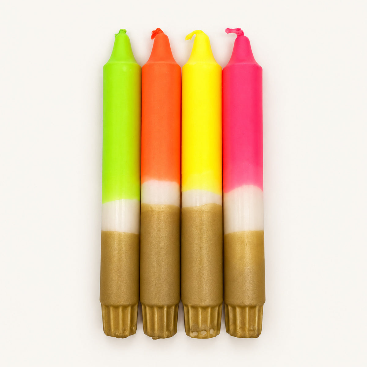Golden Neon Glow – vier handgefärbte Kerzen, quadratisches Hauptfoto auf neutralem warmweißem Hintergrund