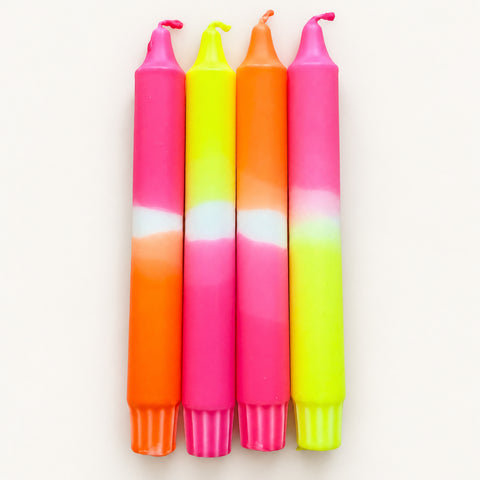 Lemon Candyshop – vier handgefärbte Dip Dye Kerzen, freigestellt auf schlichtem warmweißem Hintergrund