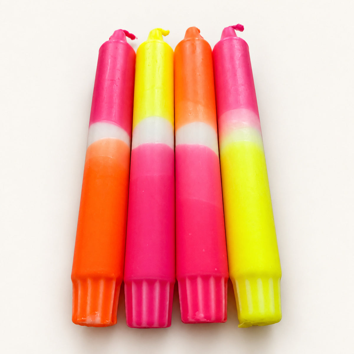 Lemon Candyshop – weitere Produktansicht der handgefärbten Dip Dye Kerzen auf warmweißem Hintergrund
