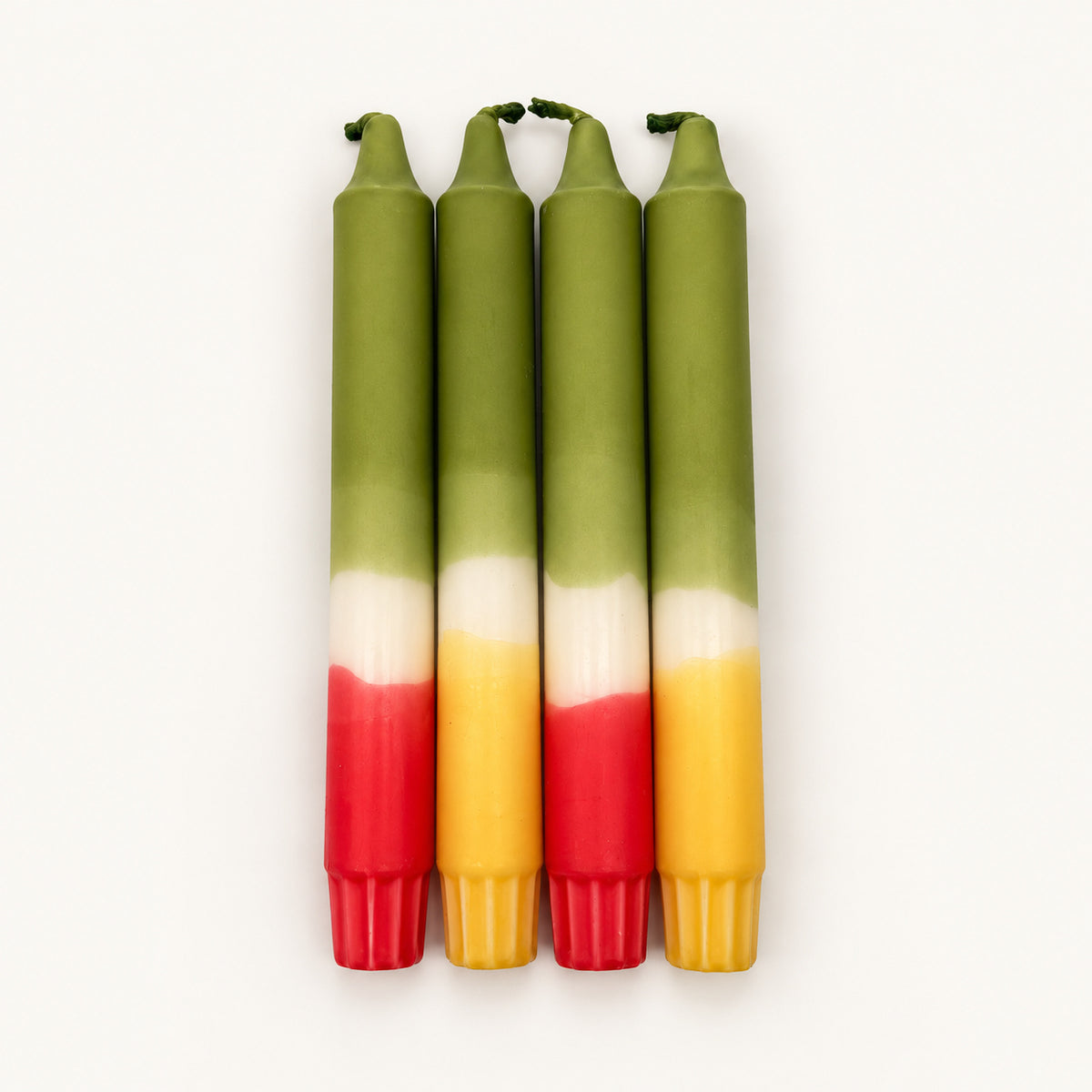 Matcha Latte – je zwei Strawberry- und Mango-Stabkerzen auf neutralem warmweißem Hintergrund