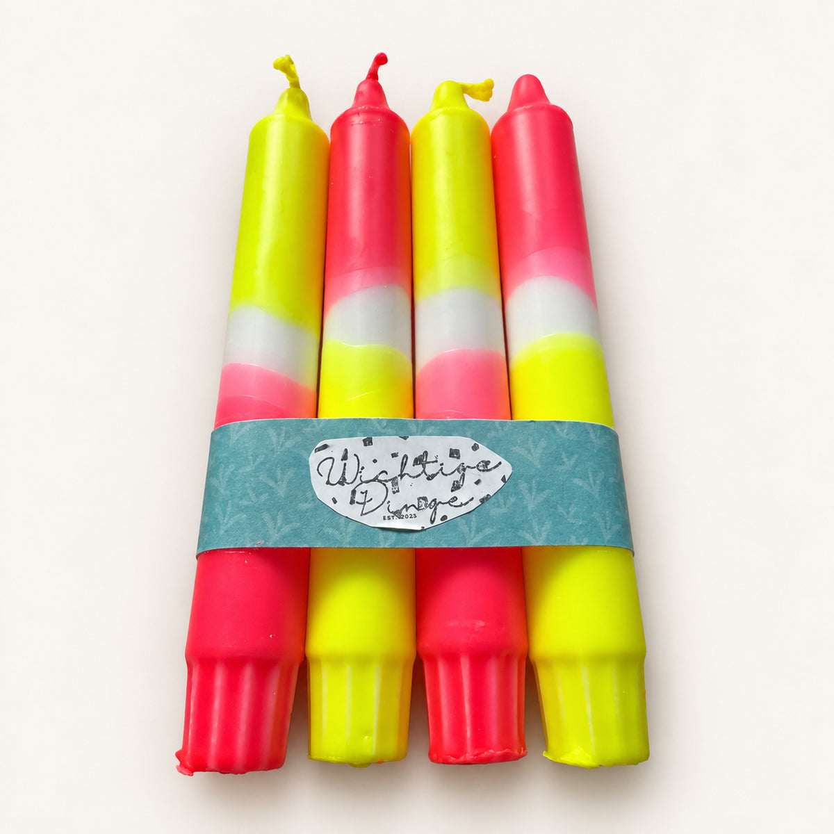Neon Flash – weitere Produktansicht der handgefärbten Dip Dye Kerzen auf warmweißem Hintergrund