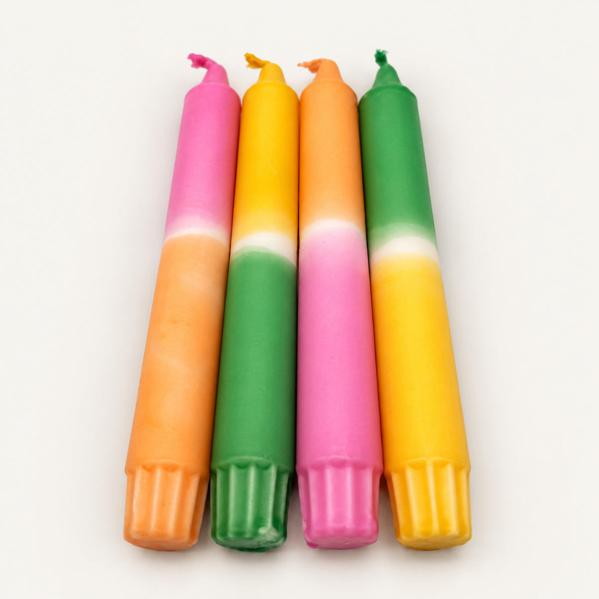 Pastel Breeze – Detailaufnahme der handgefärbten Kerzen vor neutralem Hintergrund