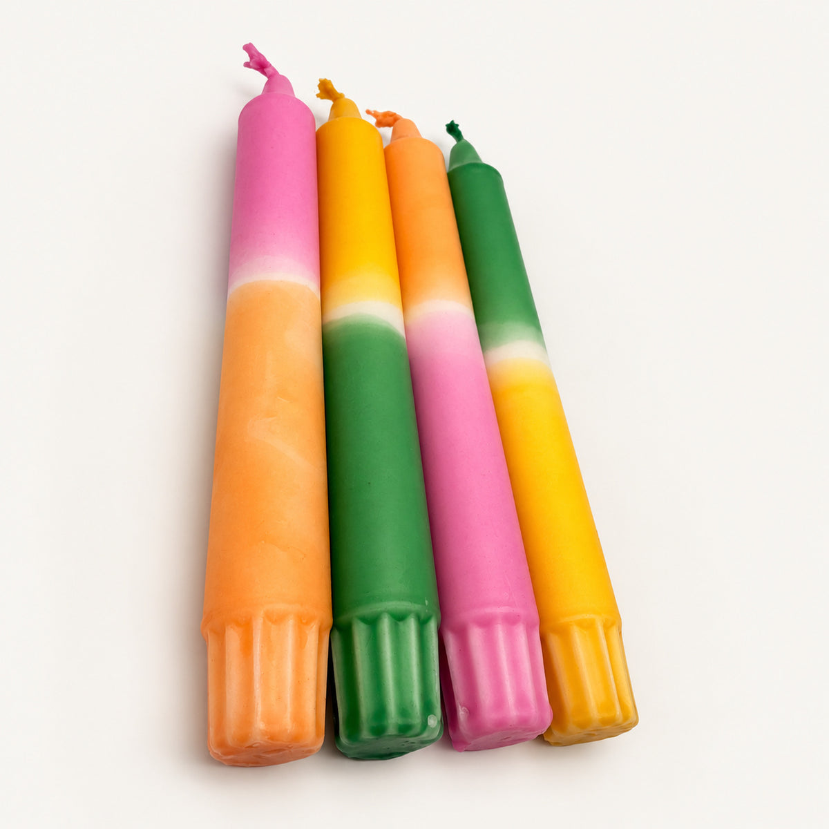 Pastel Breeze – Detailaufnahme der handgefärbten Kerzen vor neutralem Hintergrund