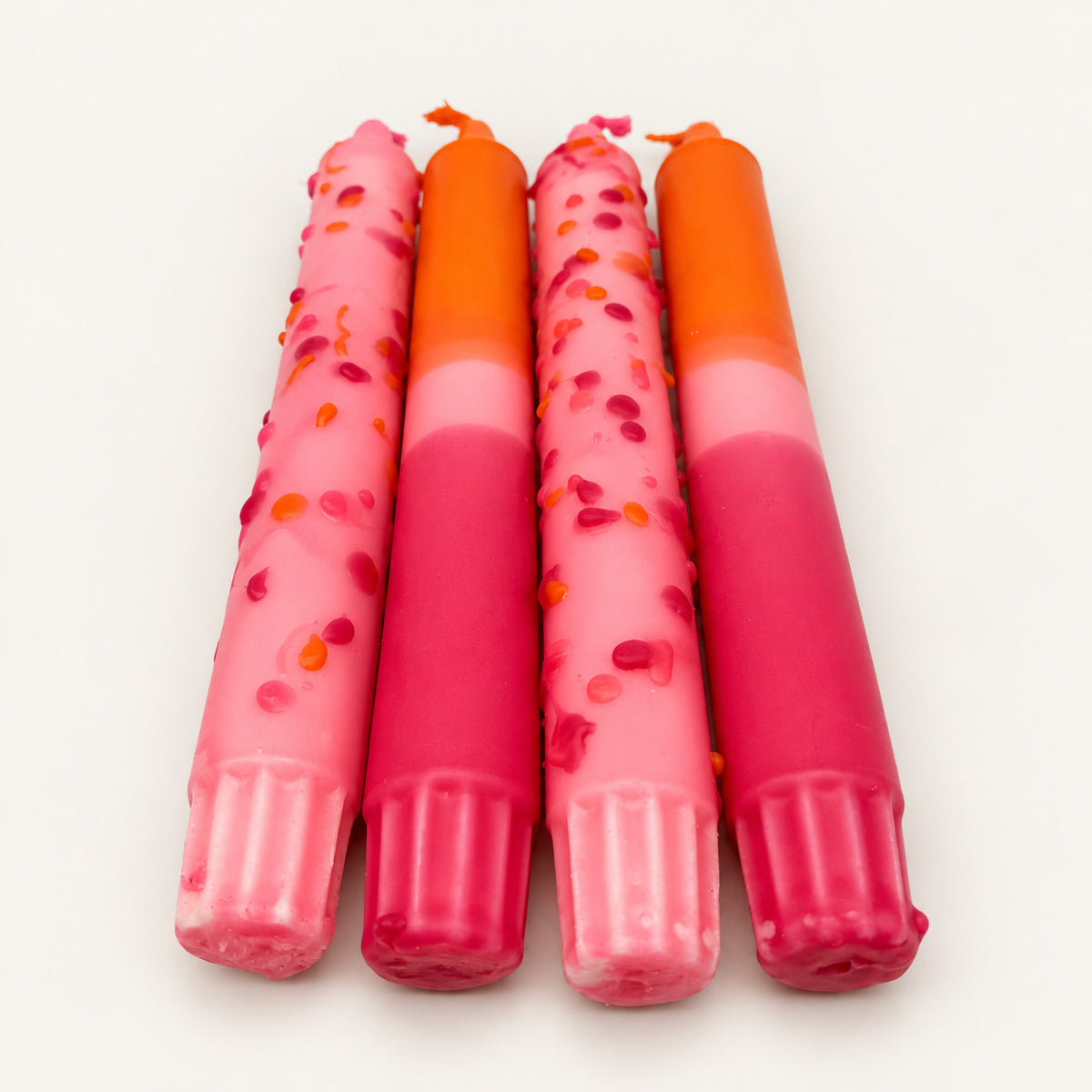 Peachy Pop – Detailaufnahme der handgefärbten Kerzen vor neutralem Hintergrund
