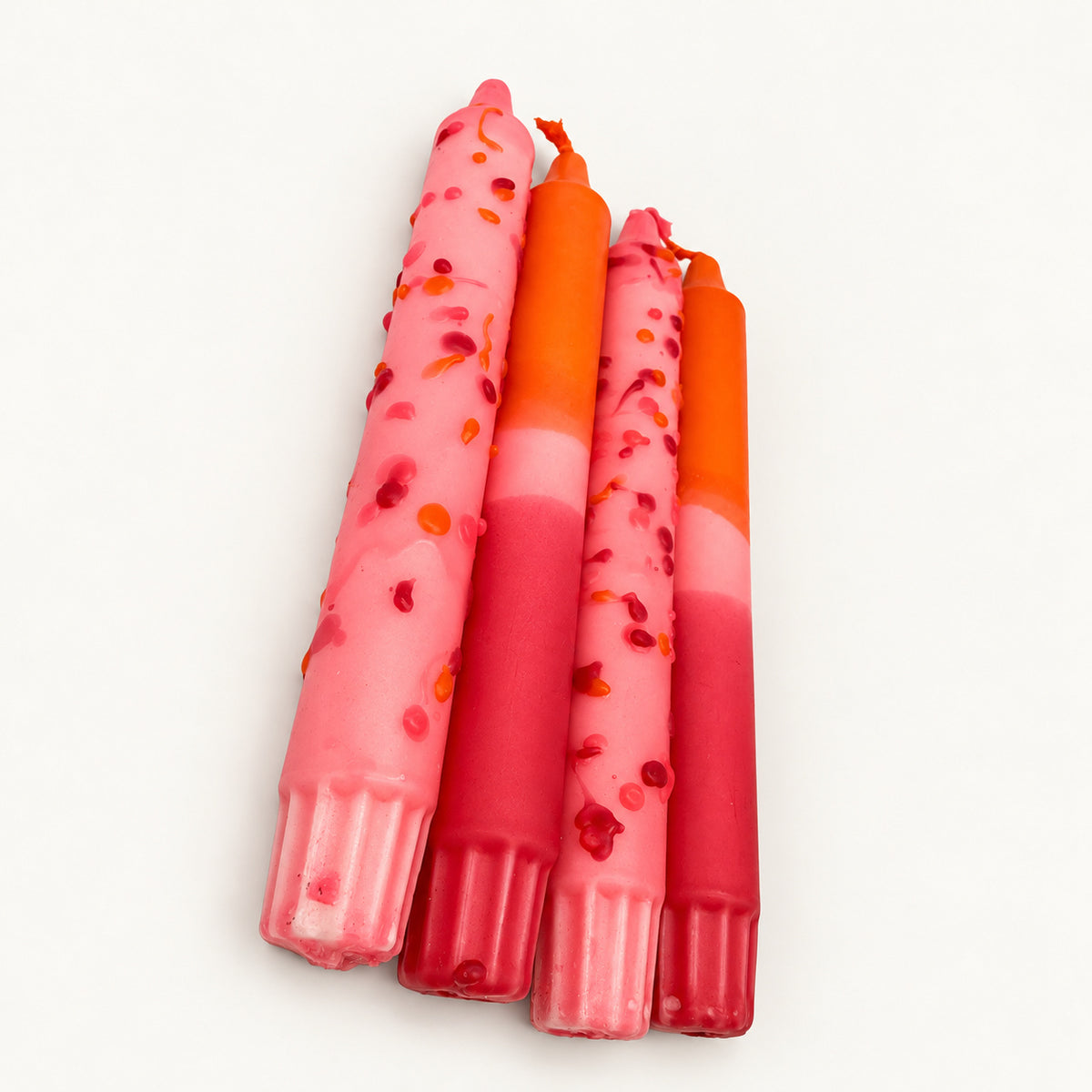 Peachy Pop – Detailaufnahme der handgefärbten Kerzen vor neutralem Hintergrund
