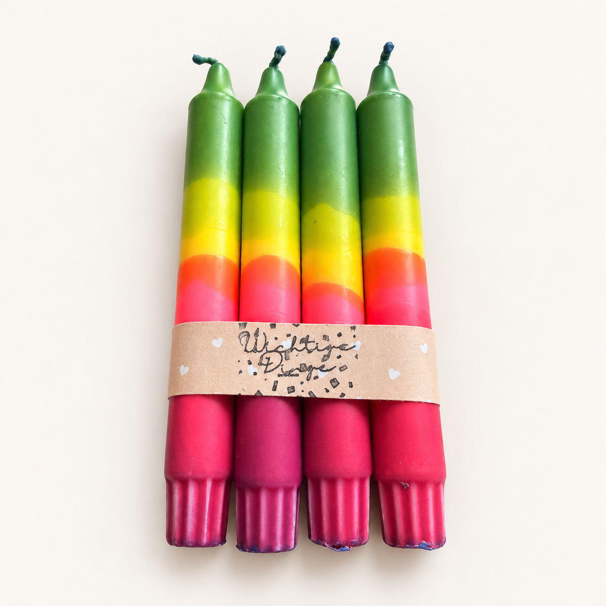 Rainbow Pop – weitere Produktansicht der handgefärbten Dip Dye Kerzen auf warmweißem Hintergrund