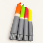 Silver Neon Splash – Detailaufnahme der handgefärbten Kerzen auf neutralem warmweißem Hintergrund