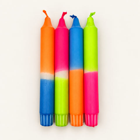 Tutti Frutti – vier handgefärbte Neon-Stabkerzen in Orange, Pink, Blau und Grün auf neutralem warmweißem Hintergrund, Hauptfoto