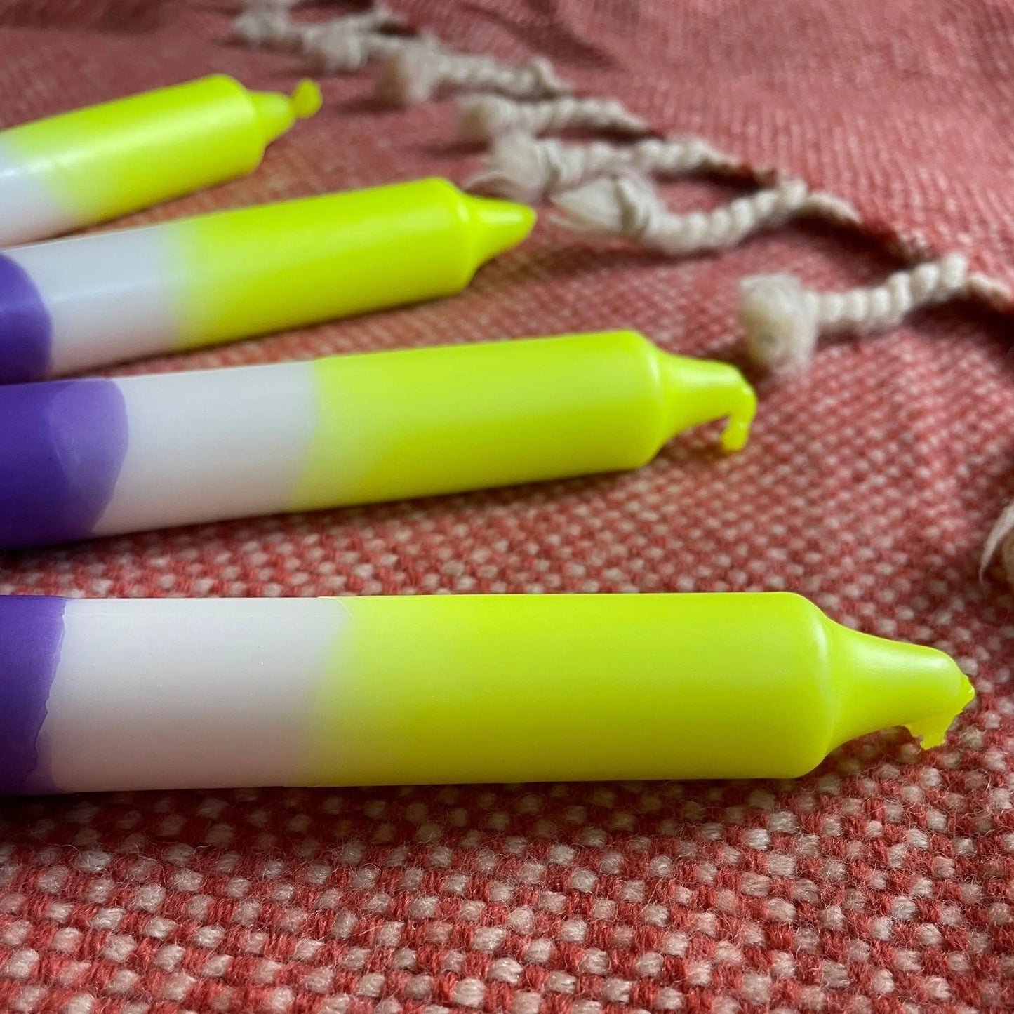 Handgefärbte Dip-Dye Kerzen Lila & Neon-Gelb - Einzeln oder 4er Set - Partydeko & Geschenkidee Mein Shop