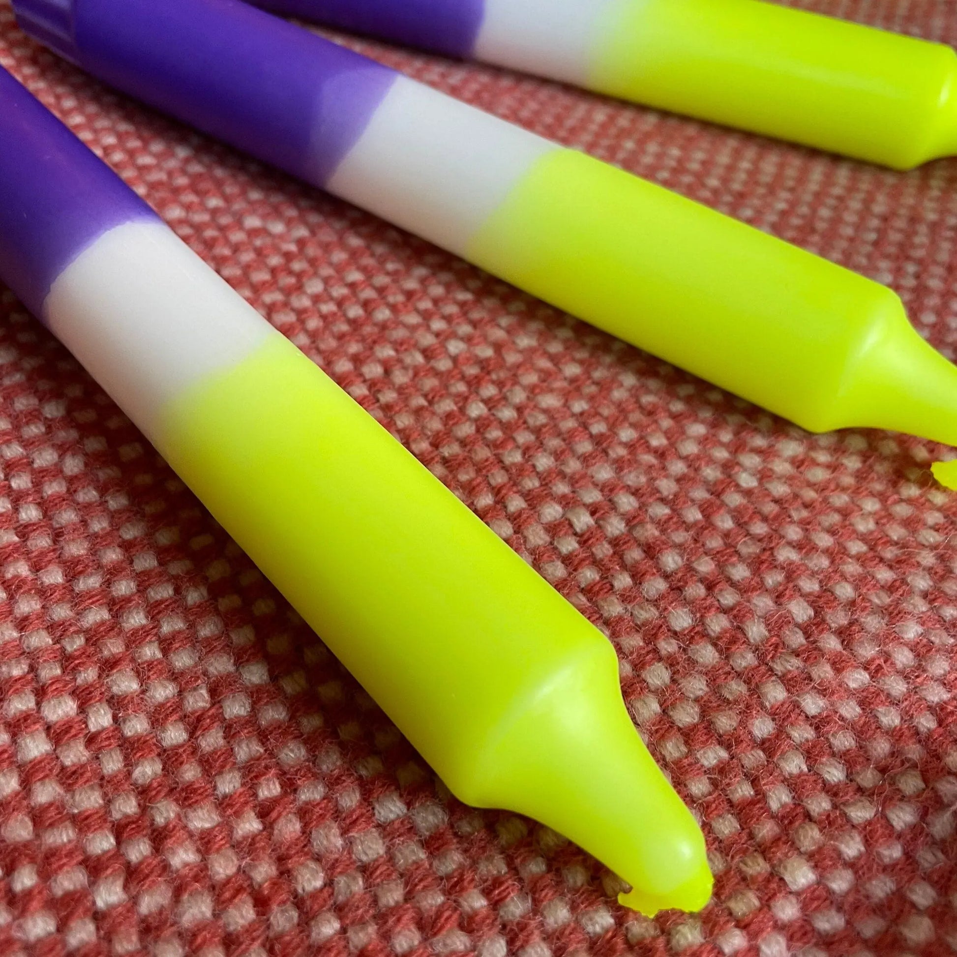 Handgefärbte Dip-Dye Kerzen Lila & Neon-Gelb - Einzeln oder 4er Set - Partydeko & Geschenkidee Mein Shop