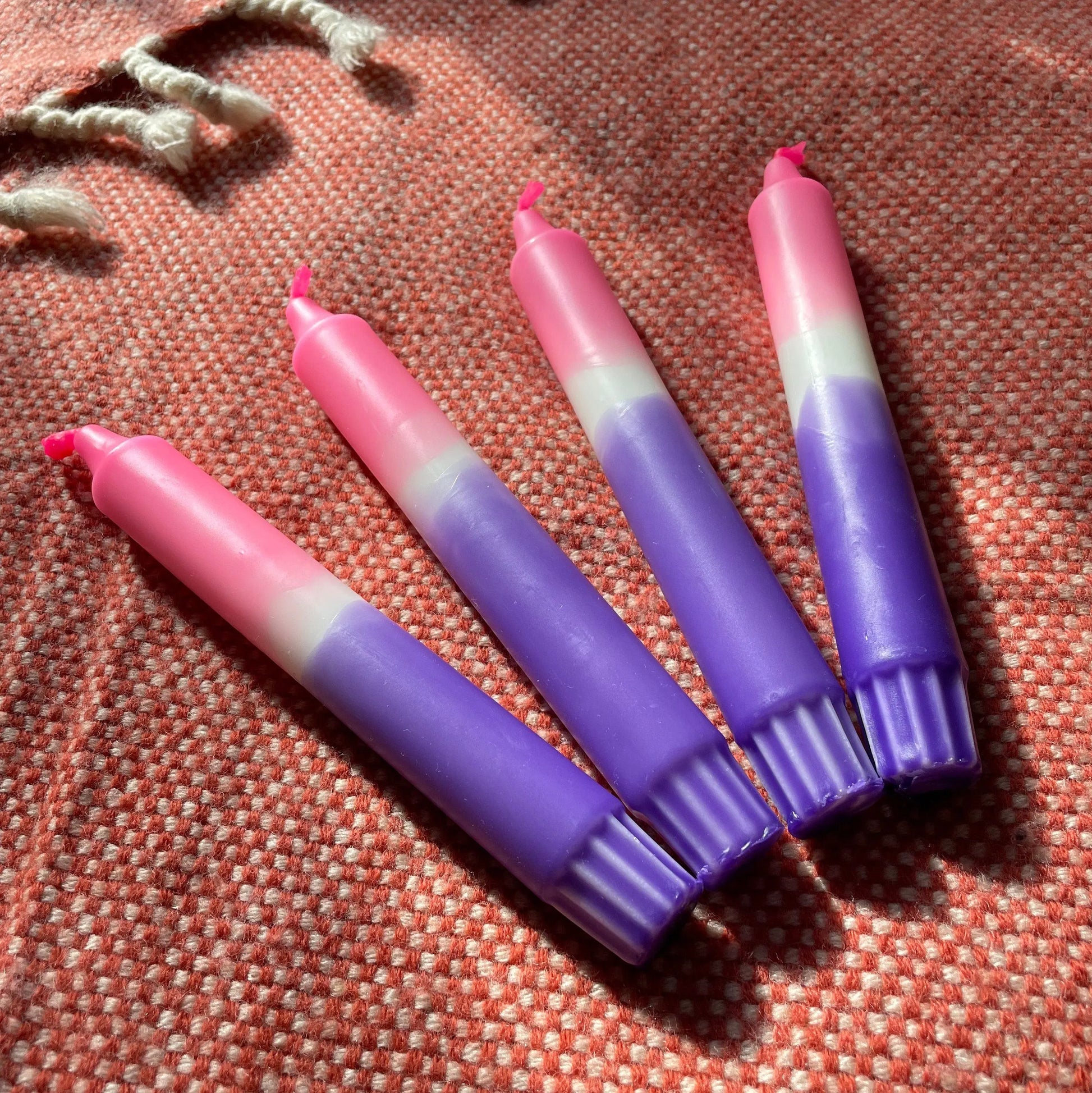 Handgefärbte Dip Dye Kerzen Lila-Pink - Magische Farbverläufe für besondere Momente Mein Shop