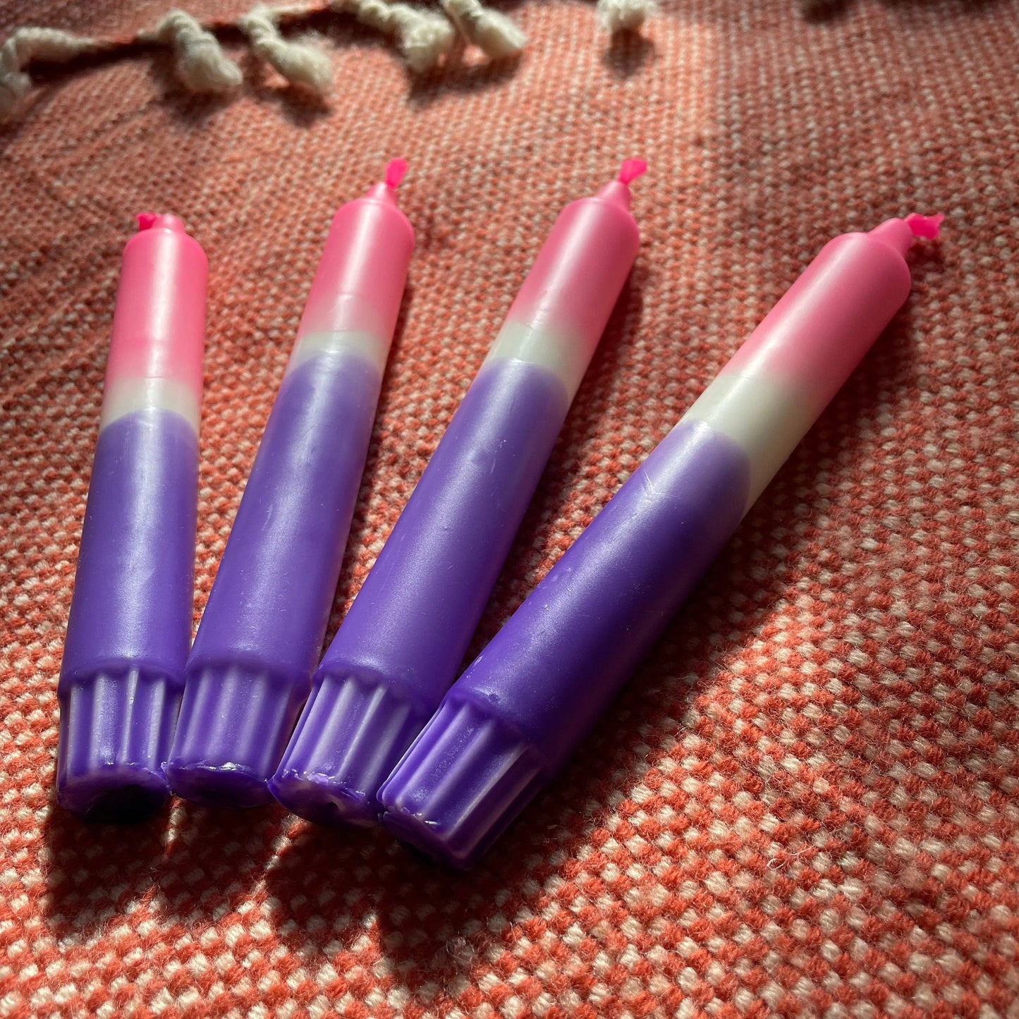 Handgefärbte Dip Dye Kerzen Lila-Pink - Magische Farbverläufe für besondere Momente Mein Shop