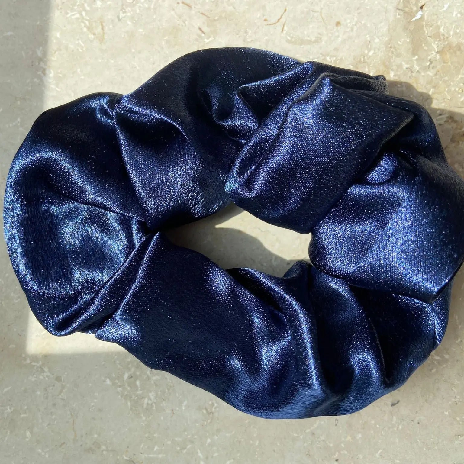 Seidiges Leo Scrunchie Blau - Luxuriöser Haargummi mit Leopardenmuster Mein Shop