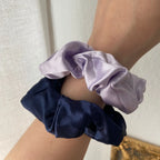 Seidiges Leo Scrunchie Blau - Luxuriöser Haargummi mit Leopardenmuster Mein Shop