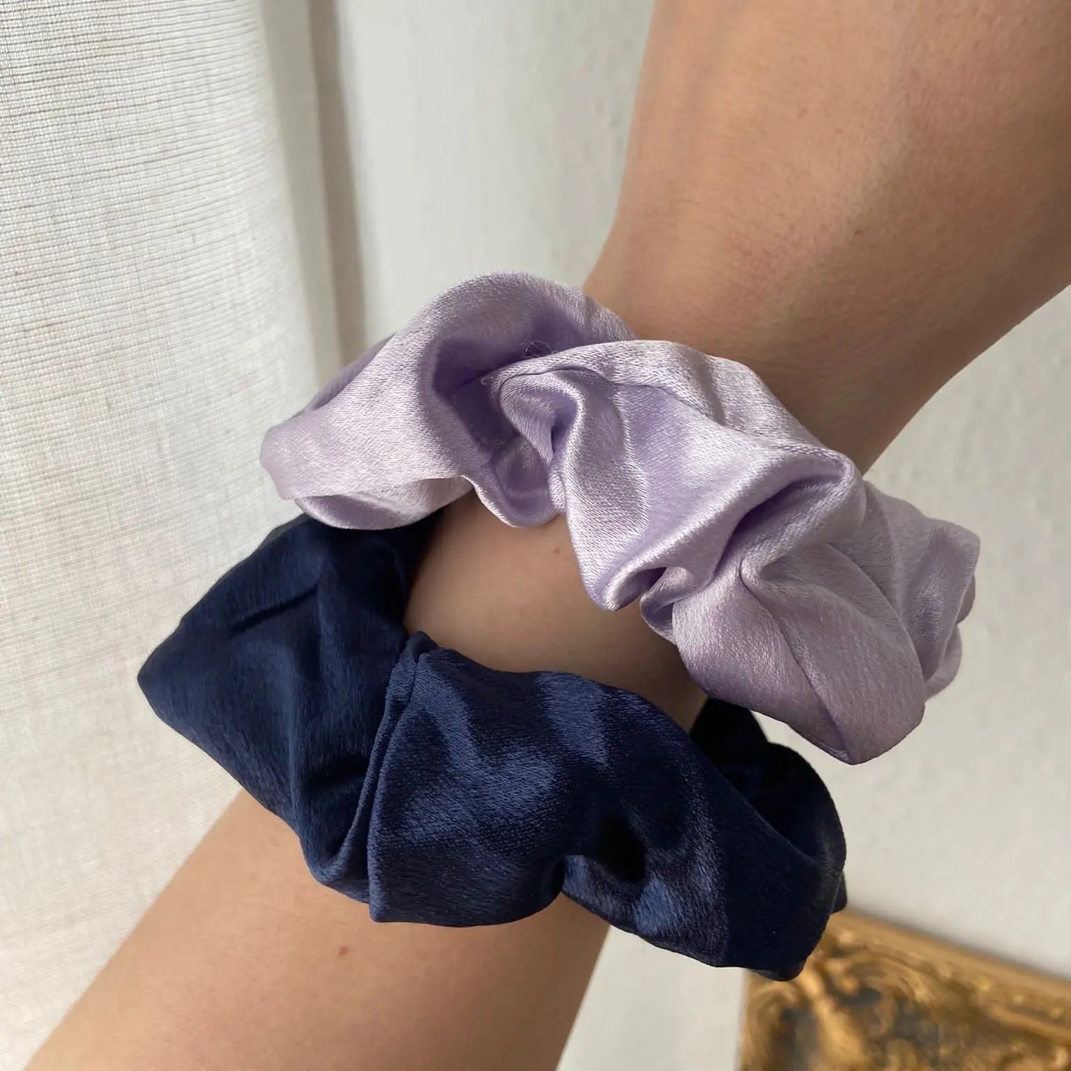 Seidiges Leo Scrunchie Blau - Luxuriöser Haargummi mit Leopardenmuster Mein Shop