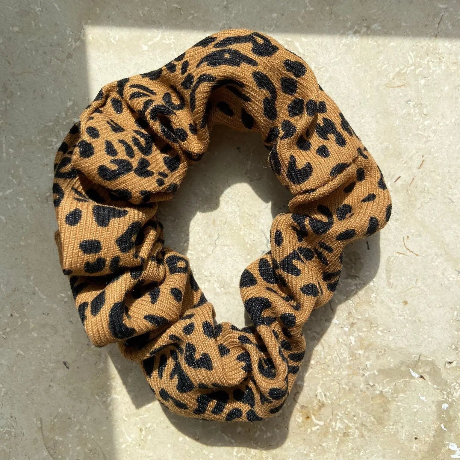 Leo Scrunchies - Hochwertige Haargummis mit Leopardenmuster für starken Halt Mein Shop