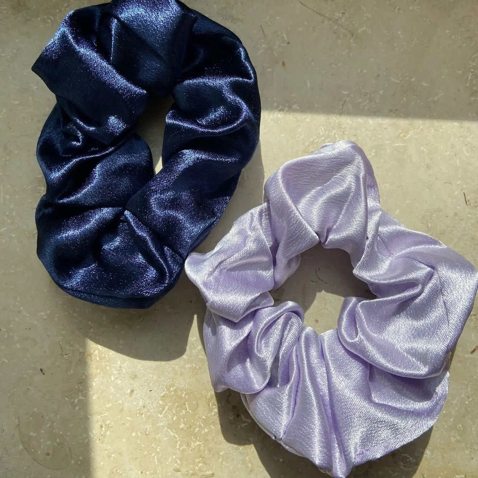 Seidiges Leo Scrunchie Blau - Luxuriöser Haargummi mit Leopardenmuster Mein Shop