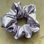 Seidiges Leo Scrunchie Blau - Luxuriöser Haargummi mit Leopardenmuster Mein Shop