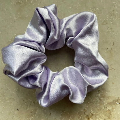 Seidiges Leo Scrunchie Blau - Luxuriöser Haargummi mit Leopardenmuster Mein Shop