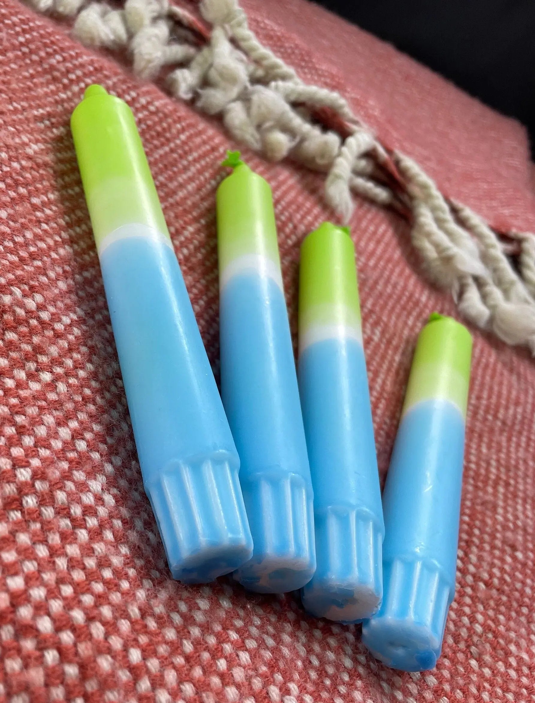 Handgefertigte Dip-Dye Kerzen Neon Grün & Blau - 19cm Stabkerzen mit 6h Brenndauer Mein Shop