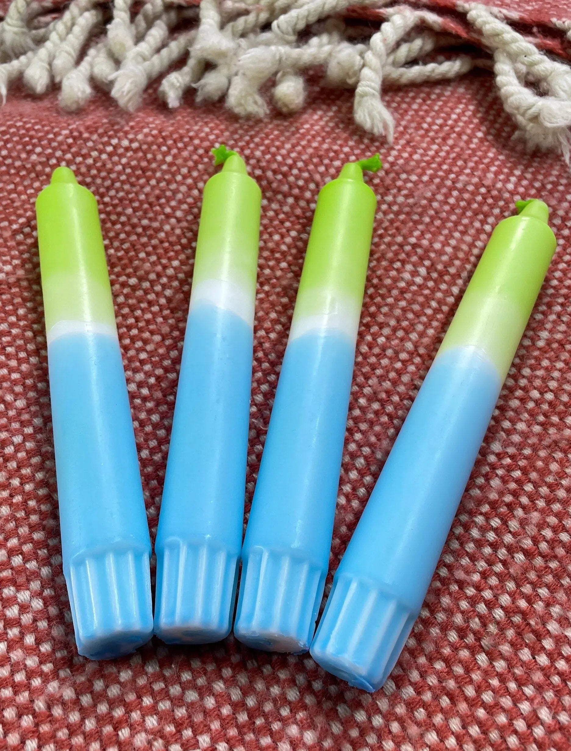 Handgefertigte Dip-Dye Kerzen Neon Grün & Blau - 19cm Stabkerzen mit 6h Brenndauer Mein Shop