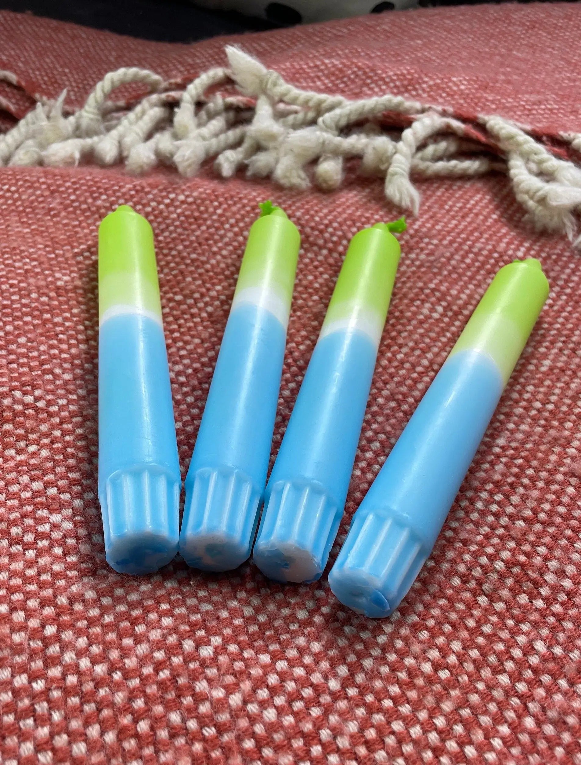 Handgefertigte Dip-Dye Kerzen Neon Grün & Blau - 19cm Stabkerzen mit 6h Brenndauer Mein Shop