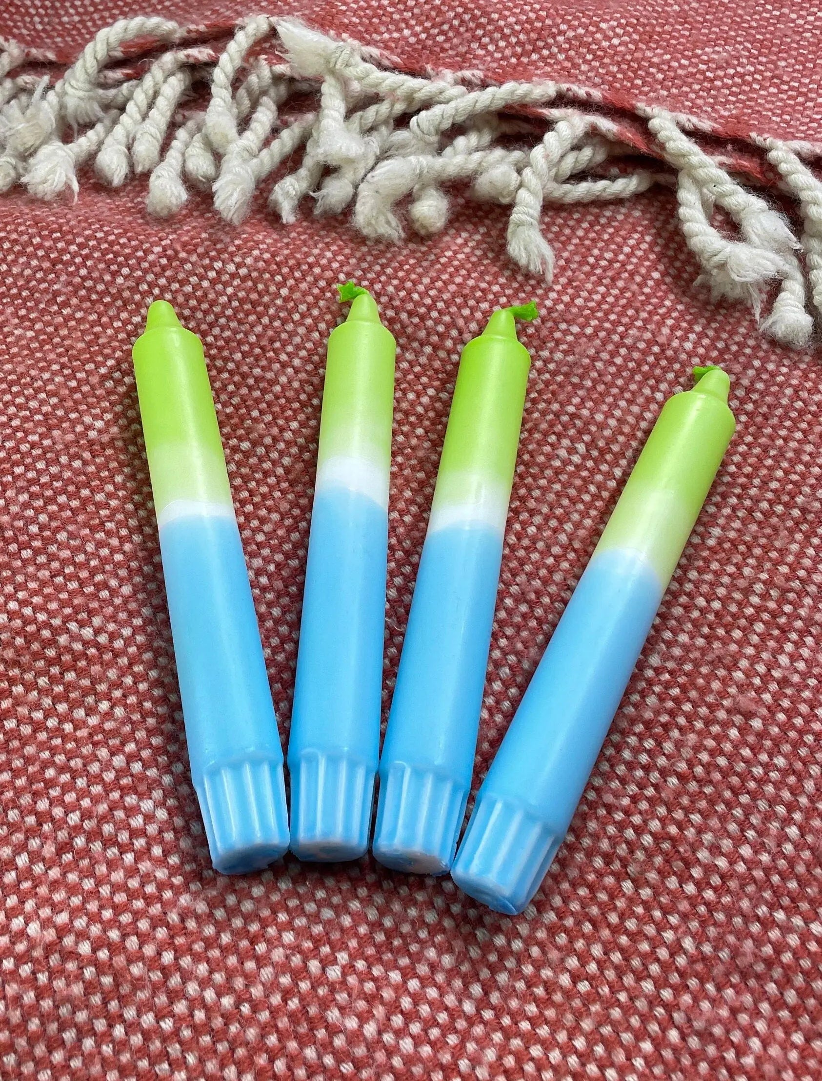 Handgefertigte Dip-Dye Kerzen Neon Grün & Blau - 19cm Stabkerzen mit 6h Brenndauer Mein Shop